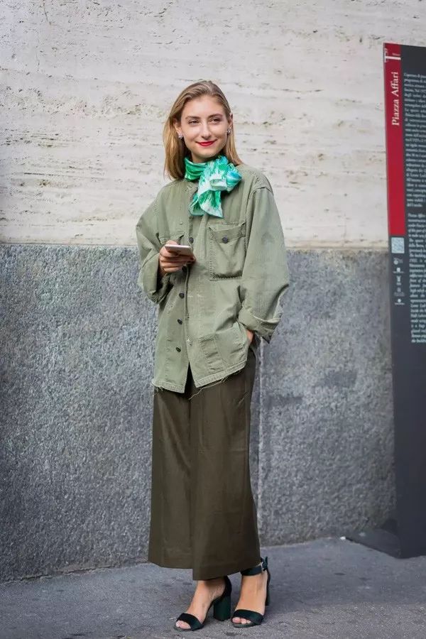 短丝巾搭配衬衫及职业装系法大全,女士黑色衬衣职业装配什么丝巾