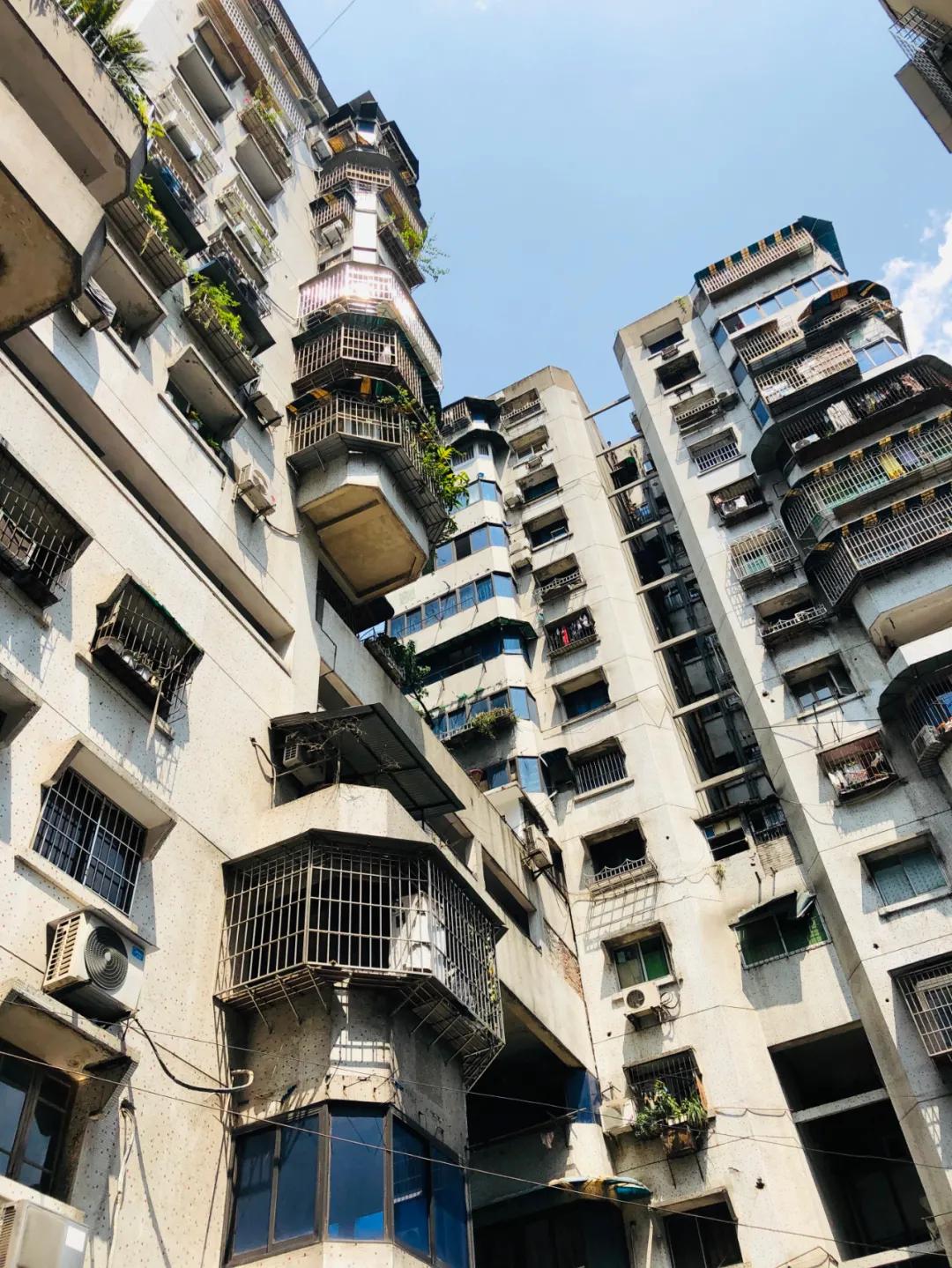 重庆这个24层没有电梯的高楼！直逼40℃的天气仍然有人前来打卡