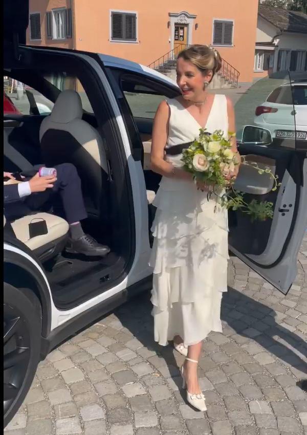 卢森堡前王妃再婚，挺孕肚穿12年前的旧款礼服，以花代冠满眼幸福