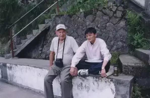 “马老师”上岗了！马云卸任阿里董事局主席，明天起他要做这些事