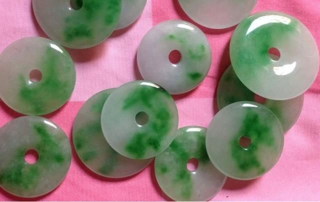 一杯水快速识别翡翠真假原理,翡翠怎么识别真假的方法