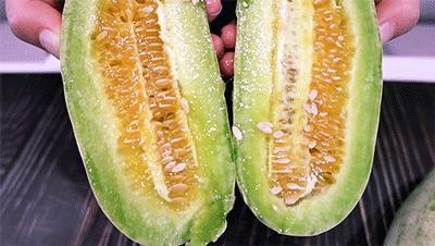 这瓜一肚子蜜汁,掰开就漏!闻着香、咬着脆、一口下去甜到醉