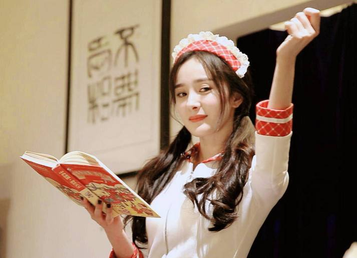 天生的桃花眼，和男演员接触就是*引勾**，狐狸真就是狐狸吗