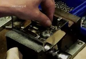 把锁锁上了怎么弄下来,锁怎么样是锁上的