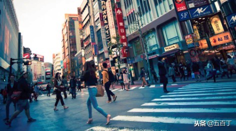 员工上班迟到一分钟无良老板扣100,员工上班迟到10分钟被罚款违法吗