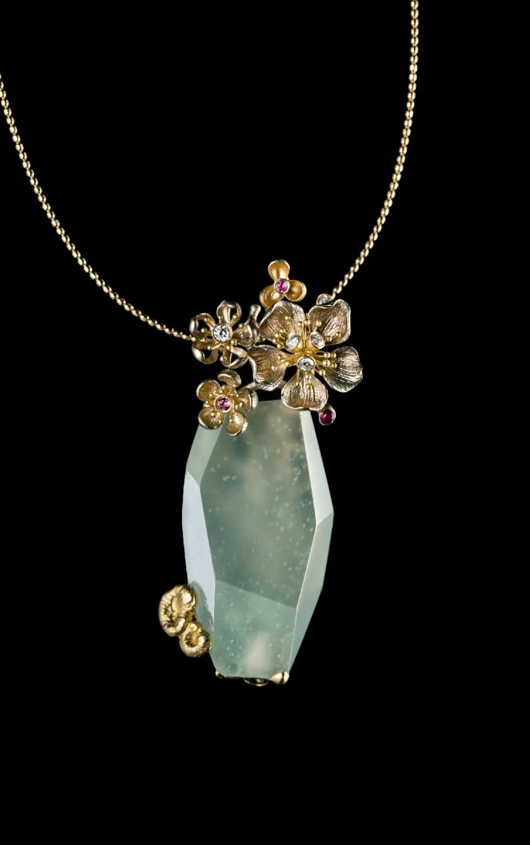 她设计的珠宝如画似景承包了你对美的所有渴求与遐想