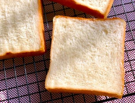 怎么用烤箱加热吐司不发硬,做出来的吐司面包发硬怎么办