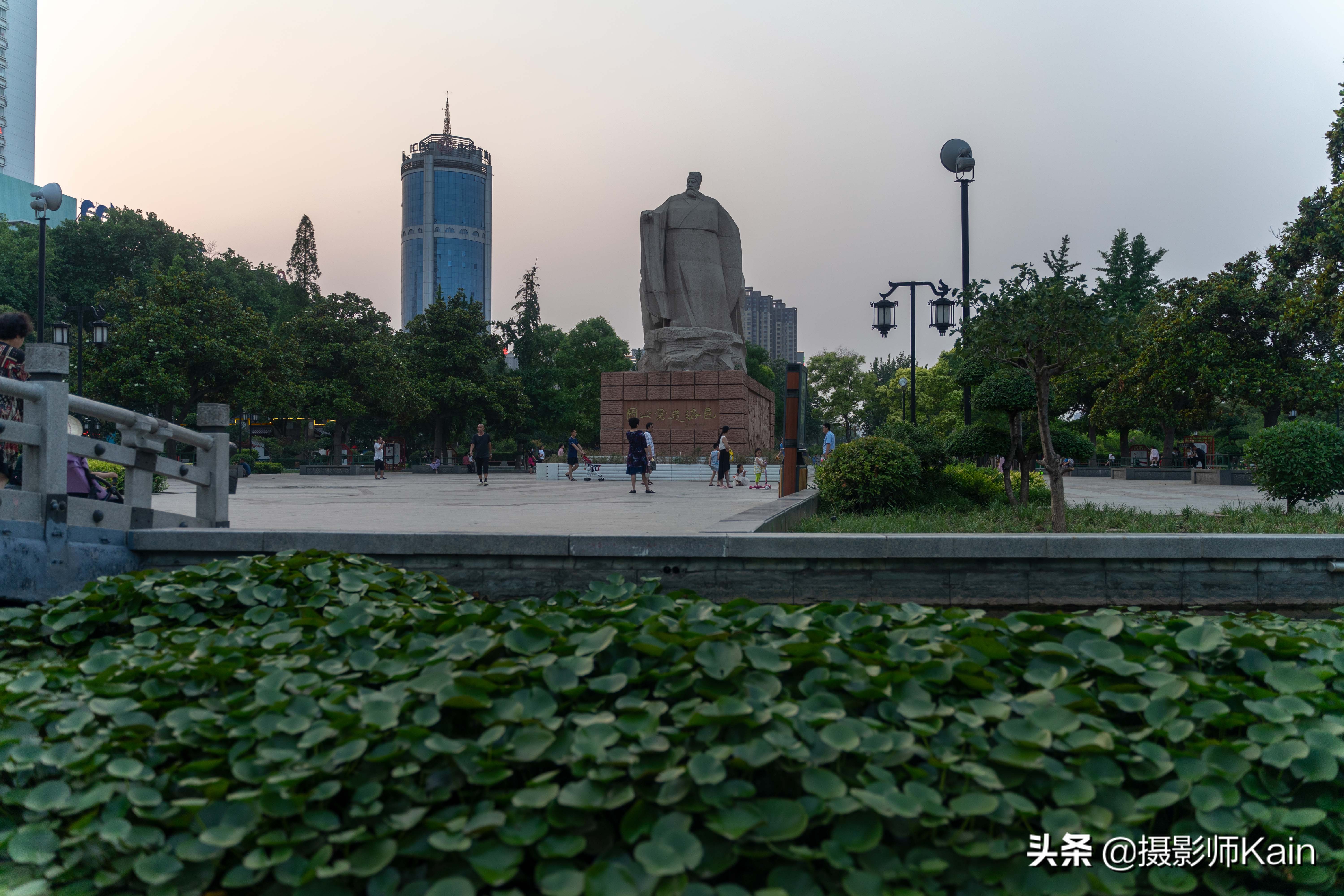 古都洛阳的中心，有其创建者的雕像，还能让你了解遥远的西周时代