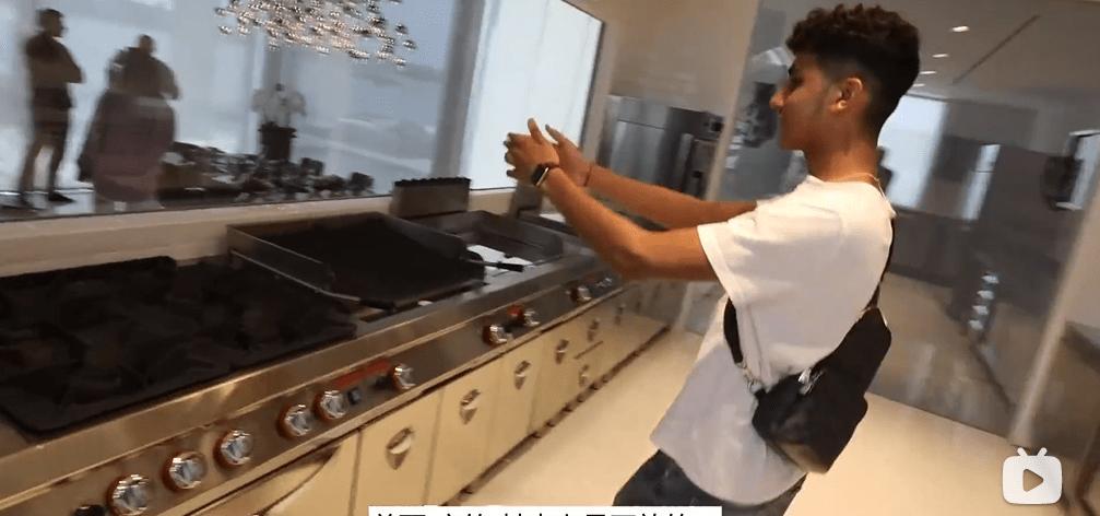 迪拜男子奋斗十年买下劳斯莱斯,迪拜小伙卖掉劳斯莱斯买法拉利