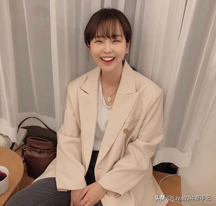 不要再披头散发了夏天适合的发型,披着和扎着都好看的浅层次发型