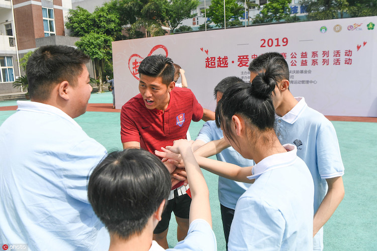超越•爱”系列公益活动中超联赛走进重庆市渝北区特殊教育学校