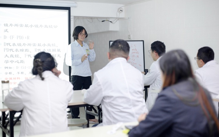 现在学验光师开眼镜店怎么样,开眼镜店在哪里培训考证