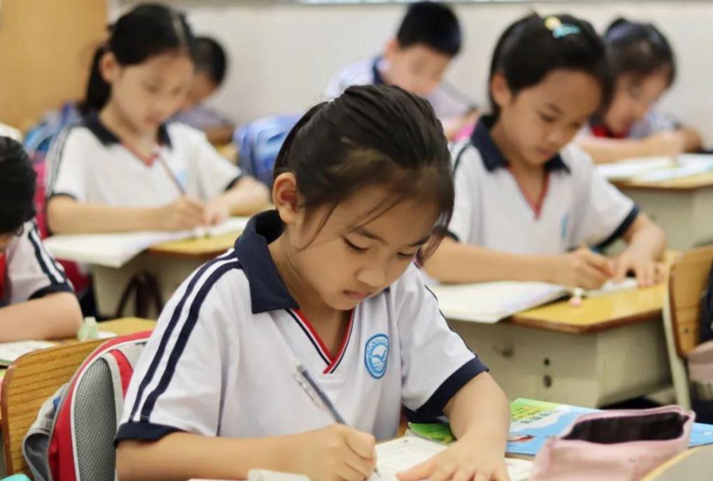 爸爸的“倔强”火了,坚持改变班级群名称,老师家长笑出内伤