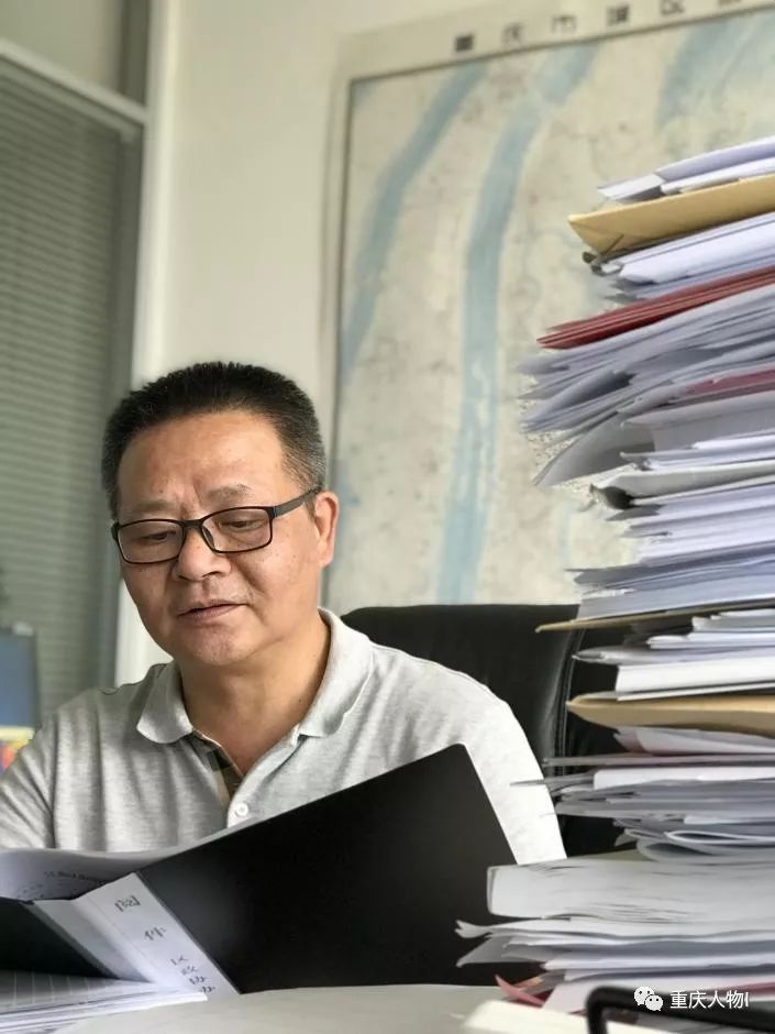 重庆骑摩托车上班,重庆大叔骑摩托