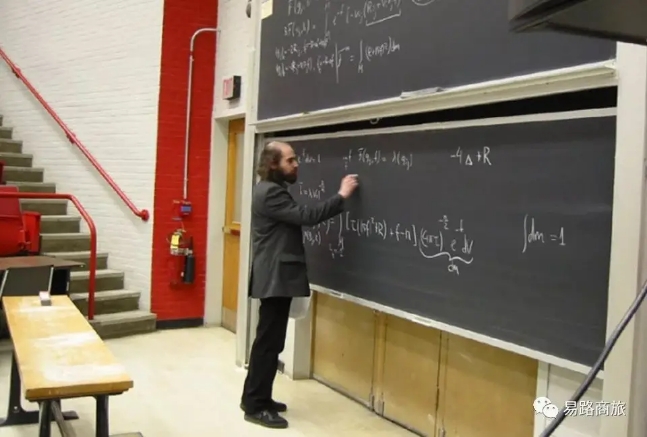 活着的“数学鬼才”有多牛?这位哥们3份手稿“压趴”整个数学界