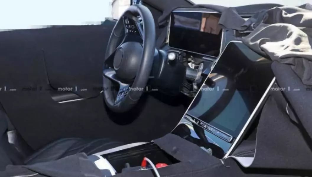 奔驰S换装特斯拉式中控大屏，车主说：更想要外国表！大屏太廉价