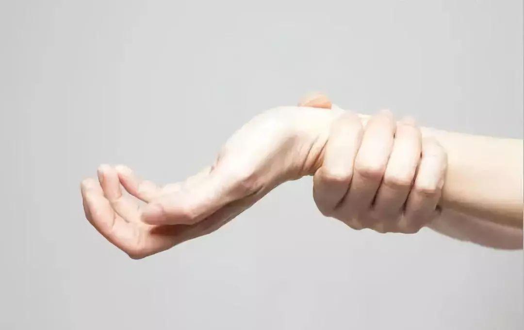 脓性指头炎的患者，指尖发痛发热，并无遗传性，早发现早就医