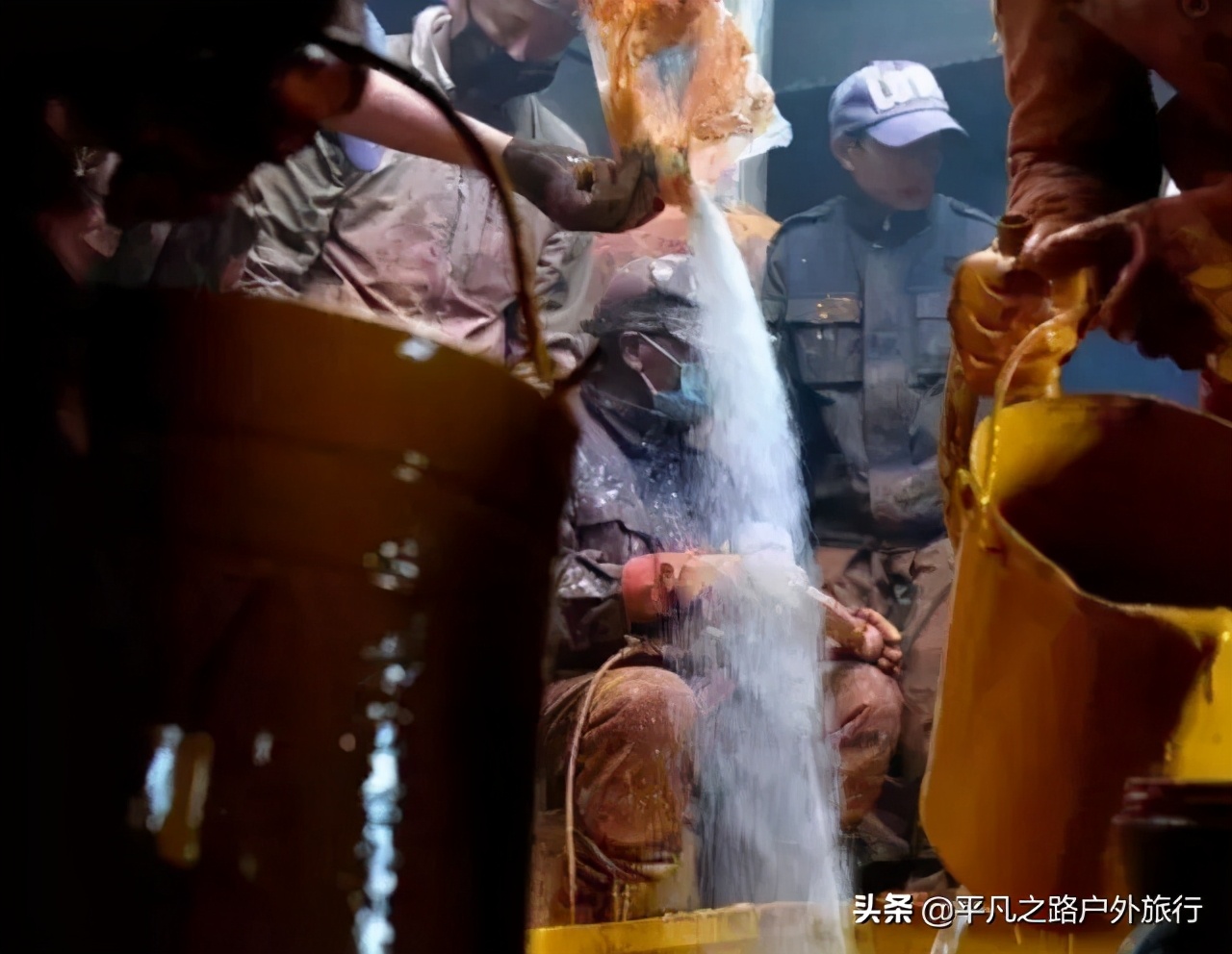 布达拉宫的墙是用牛奶蜂蜜涂的吗,布达拉宫牛奶蜂蜜墙