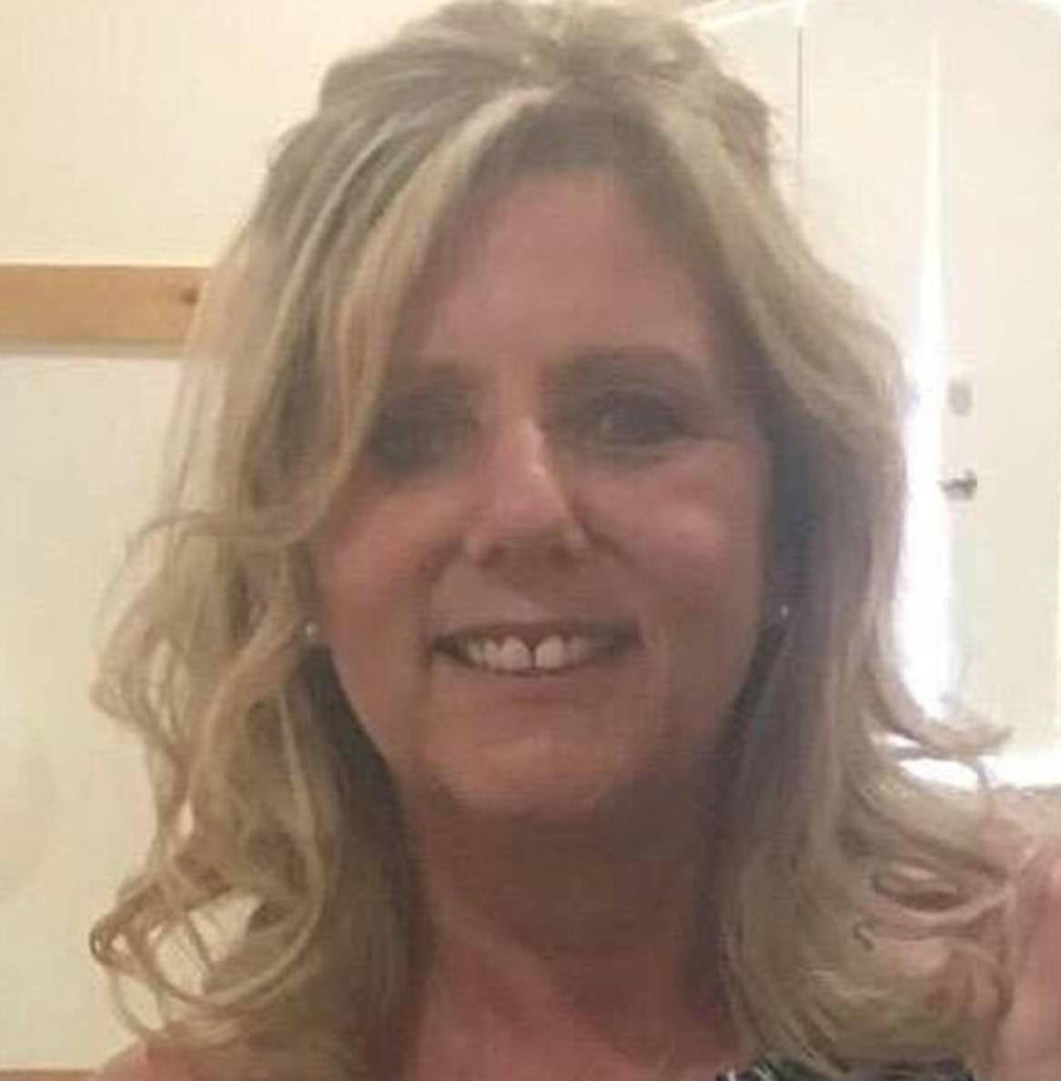 英大妈把香水喷眼睛里很难受，去医院寻求帮助，大夫：你得眼癌了