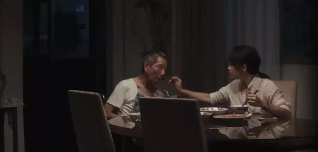 29岁时一鸣惊人的他,又拍了部潮湿的电影