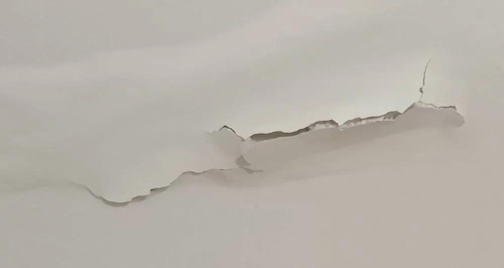 墙面起鼓敲起来是硬的,墙面起鼓是怎么回事