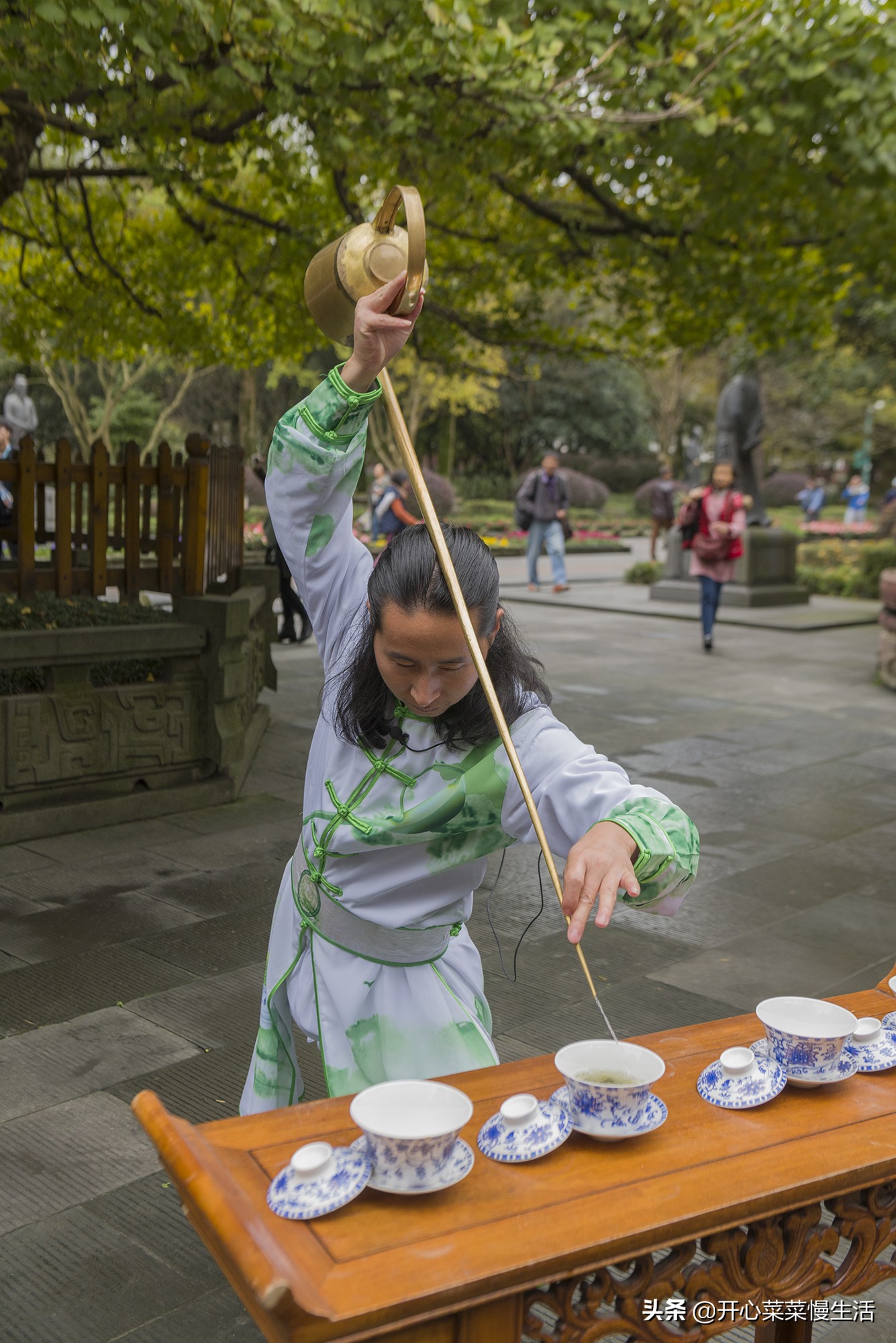 小伙喝茶技术技惊四座,小伙挑水十年练绝技