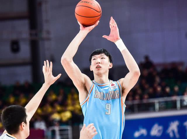 过不去了！“周琦发球”再度响彻CBA赛场，这个梗要玩到何时？