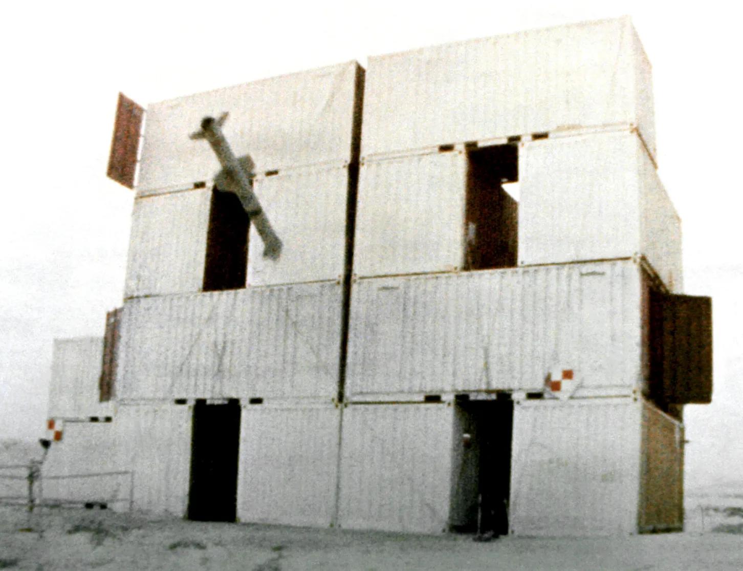 精准炸弹炸毁战机视频,精确制导炸弹精确击中目标全过程