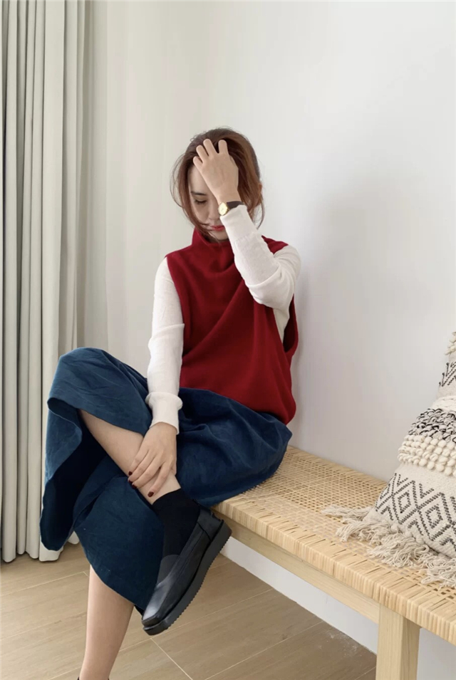 怎么把红色穿出不落俗套的时髦感,红色显土穿什么颜色好看