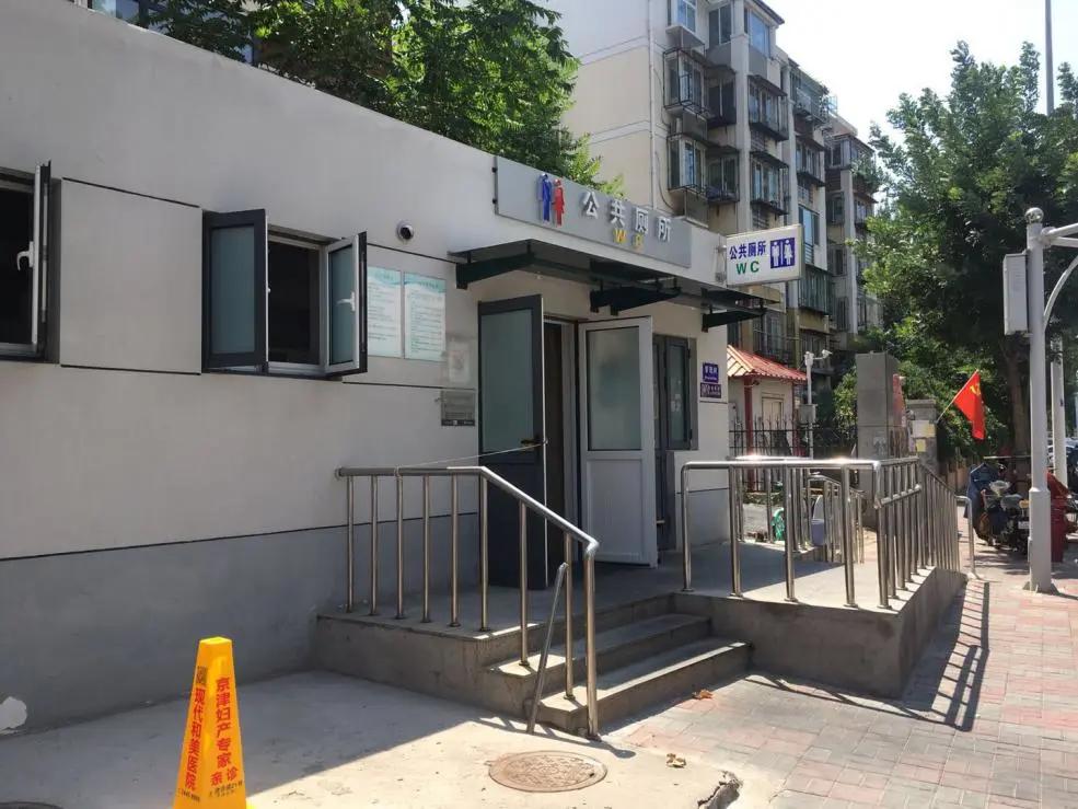 「太尴尬」男女公厕设在一间屋子里,这样“方便”能方便?