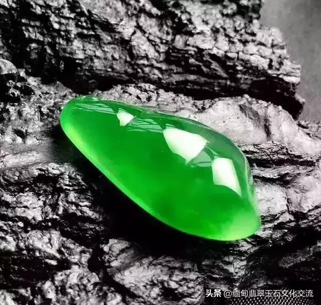 翡翠最简单的保养方法是用水泡吗,翡翠保养方法分享如何保养翡翠