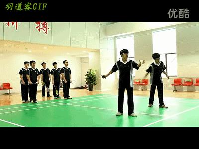 羽毛球正手发高远球动作讲解示范,初学羽毛球发球视频教程