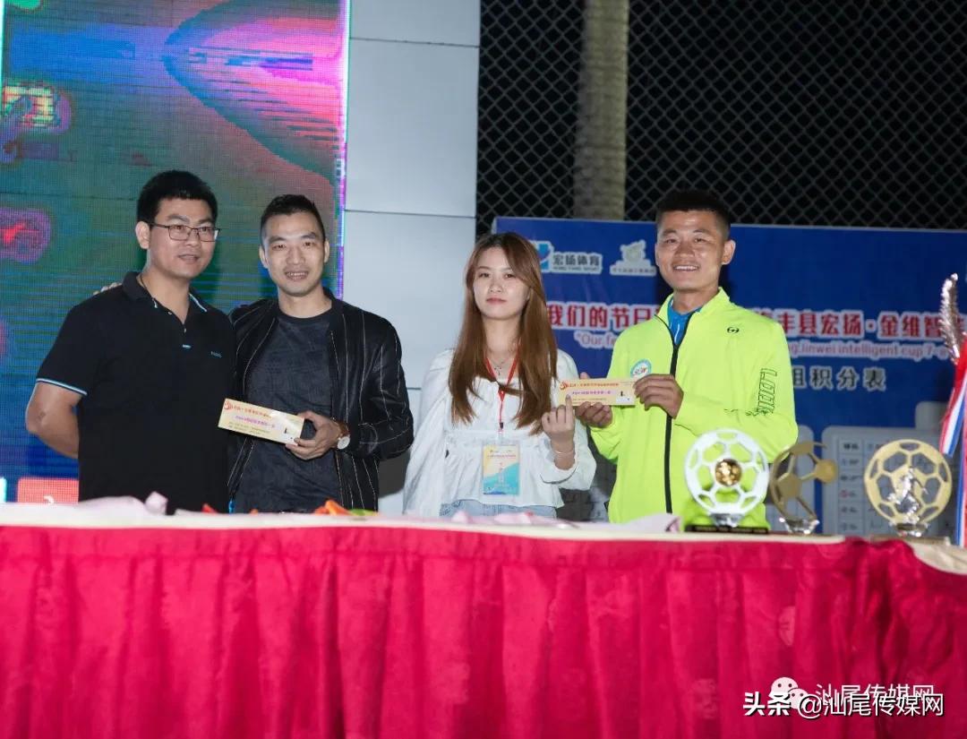 我们是冠军！宏扬.金维智能足球赛万业夺金杯