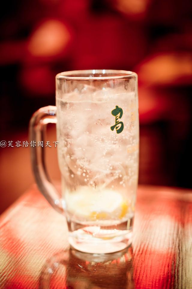 中国游客看日本店名很奇怪，名为鸟良商店，并非卖鸟食的小卖部