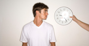 飞机打手机,飞机应该对着谁打