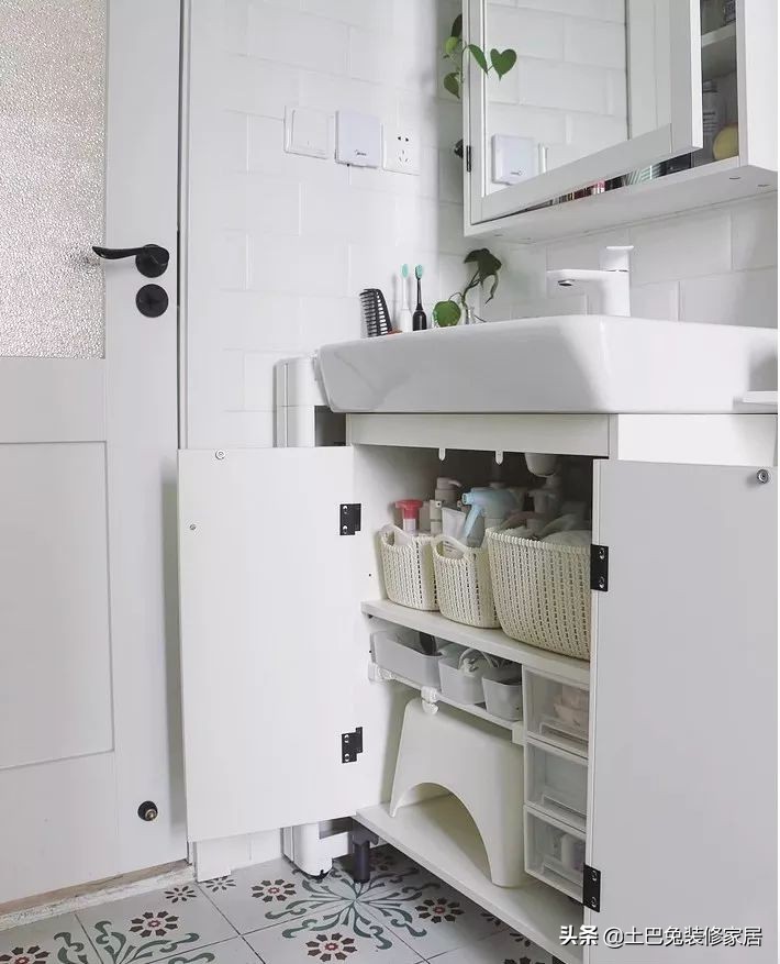 浴室柜选实木的还是塑钢的,pvc浴室柜可以防潮吗