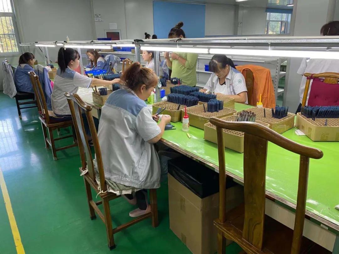 他让女人们疯狂剁手，一把“刷子”年销千万