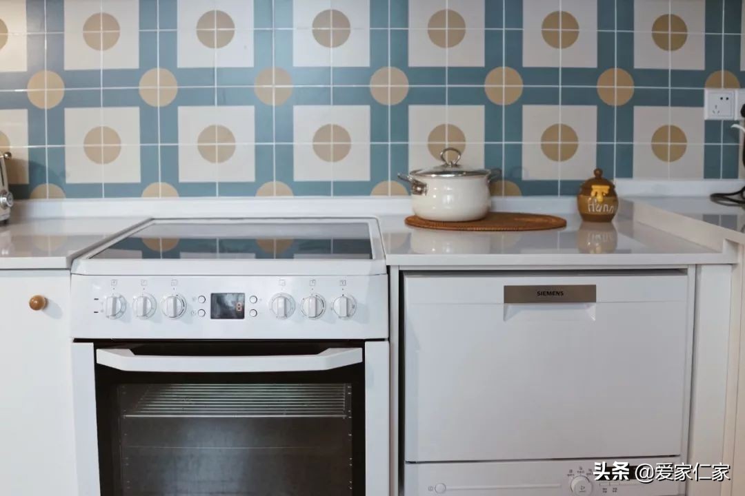 她买下32㎡上海老旧学区房，为女儿打造小桃园，20㎡超舒适大庭院