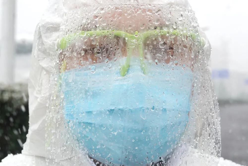 沧海横流方显英雄本色白衣战士,沧海横流显英雄本色