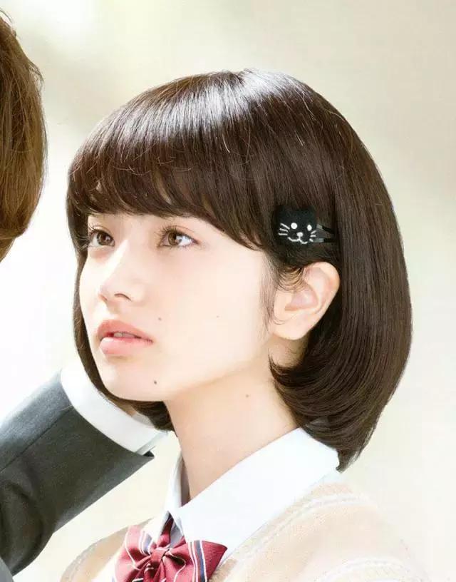 小姐姐想要美颜也要健康，模特粉底液的选择技巧，打造时尚底妆！