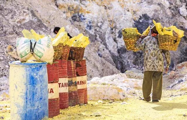 在印尼采硫磺视频,印尼活火山采集硫磺