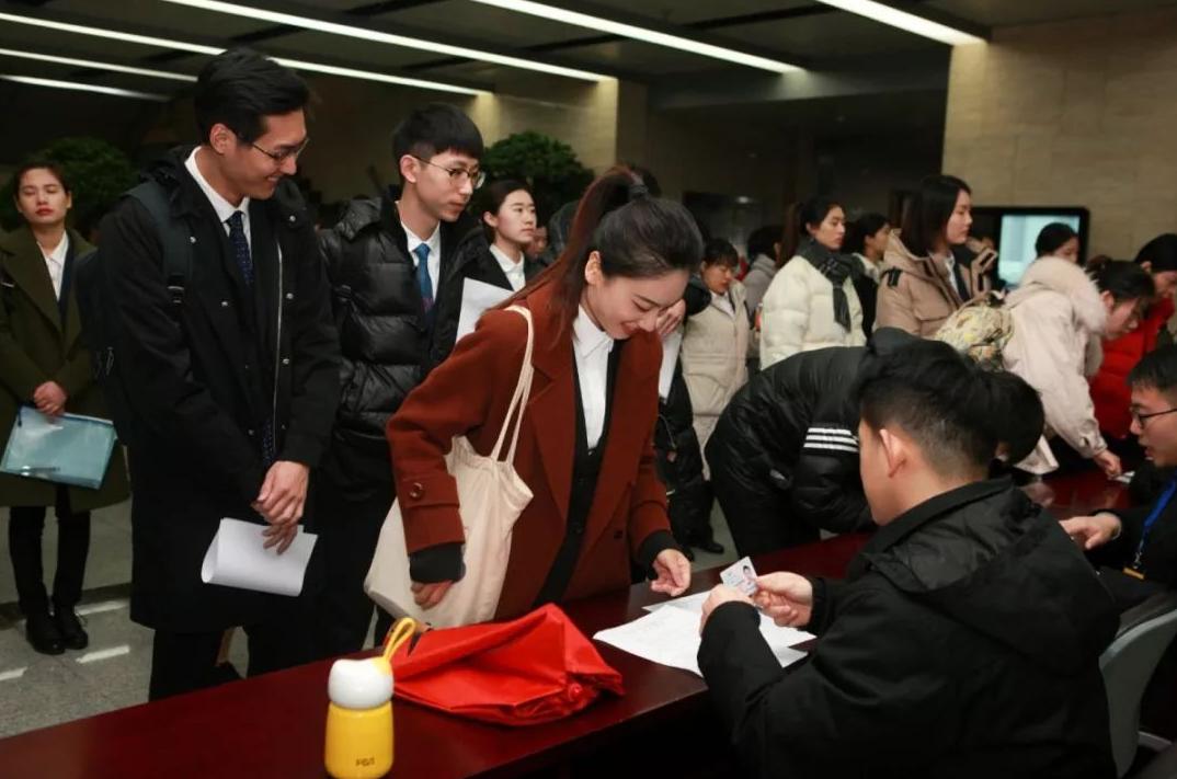 这类大学生令人羡慕，无需参加考试也能成为公务员，还是干部级别