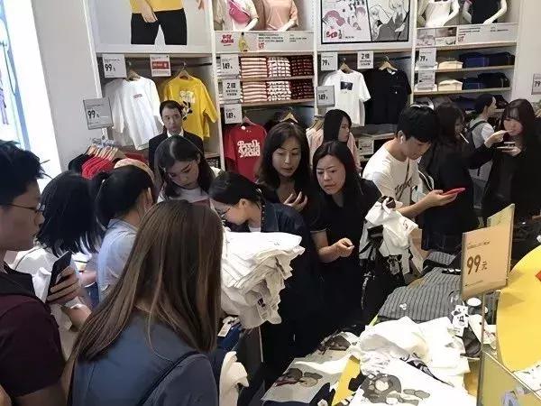 百米冲刺抢优衣库,疯抢优衣库t恤