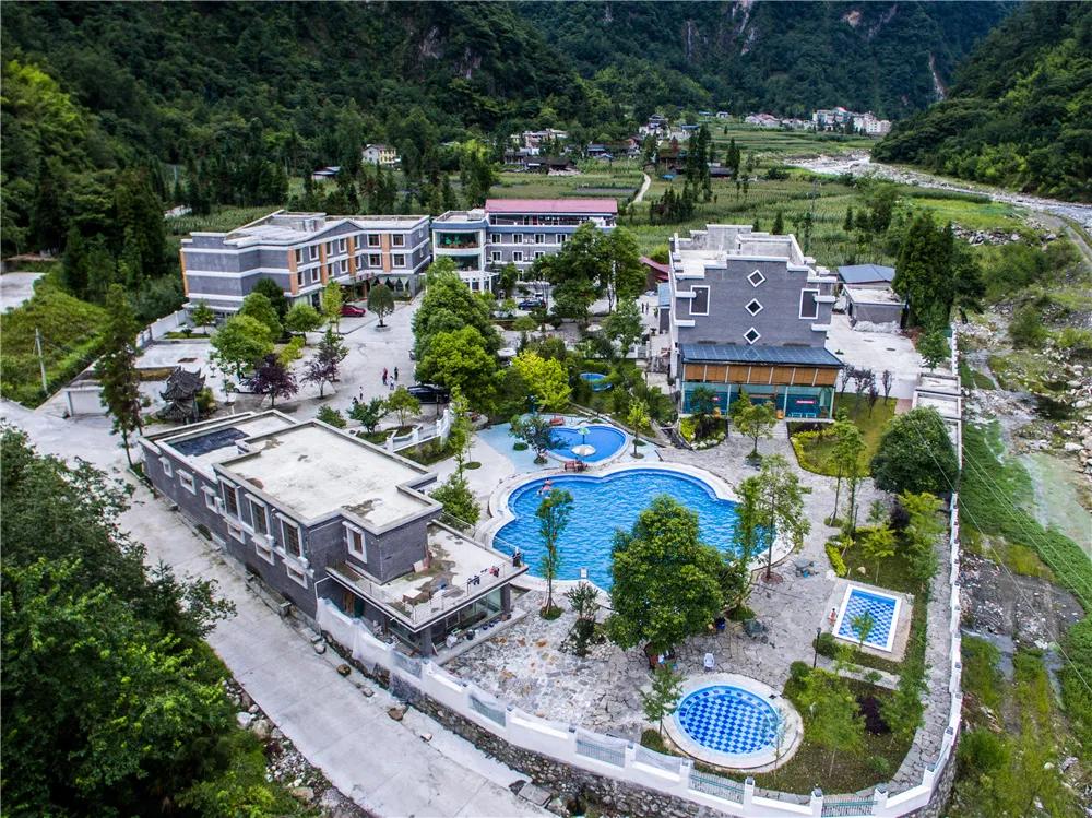 天冷温泉安排图片,温泉天冷要加衣服