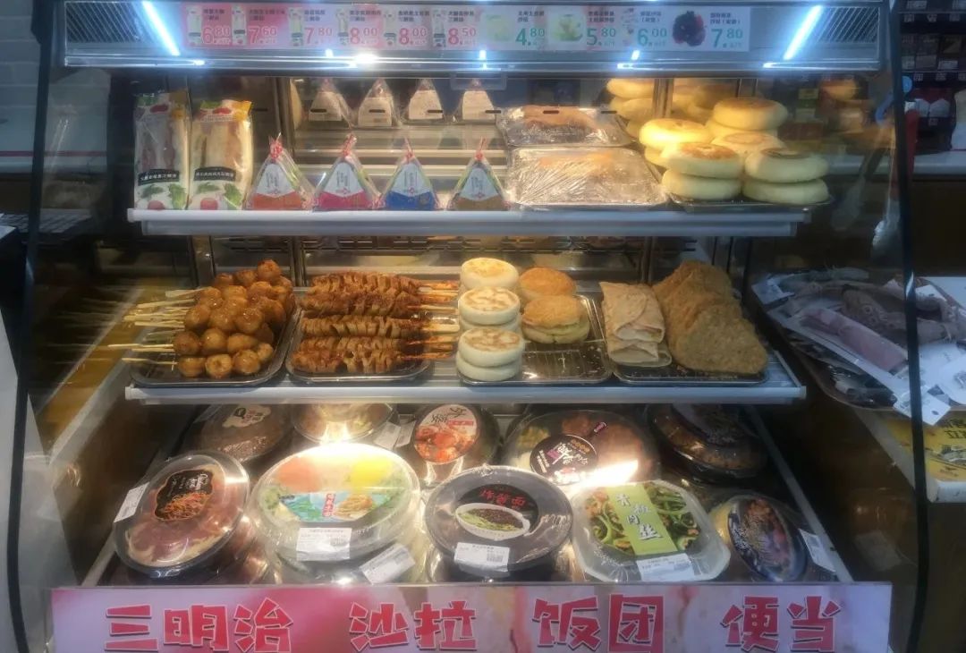 特写|郑州便利店上演“贴身战”，鲜食成各家的“头号*器武**”
