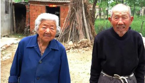 儿子看到父亲回家感动,儿子看到爸爸回来了哭了