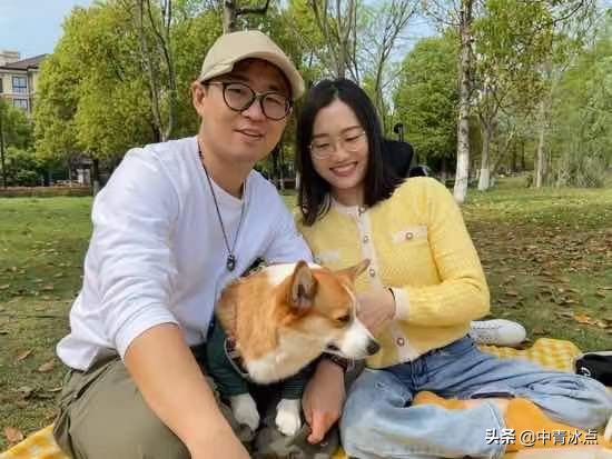 坐轮椅男孩爱上女孩,50岁大叔爱上轮椅姑娘