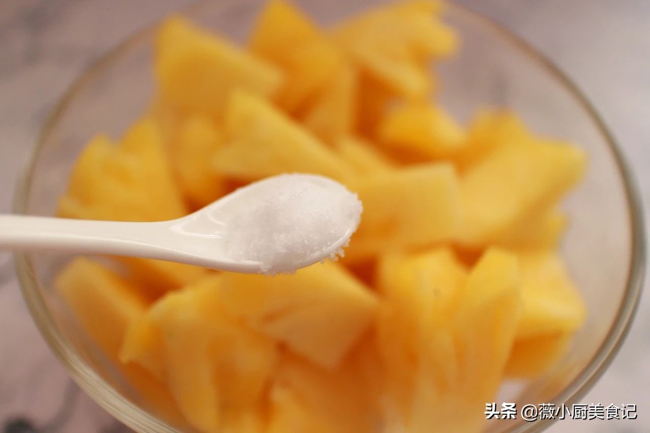 菠萝一般用盐水腌制多长时间能吃,菠萝的正确吃法要用盐水泡吗