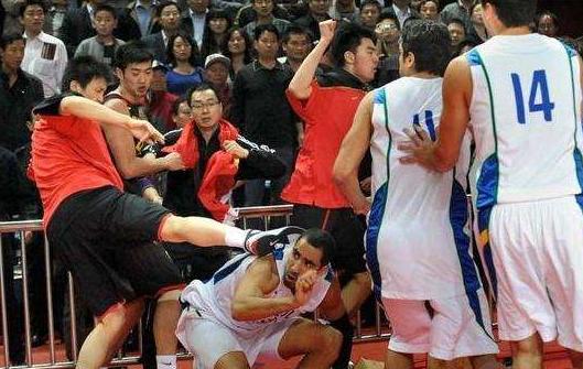 易建联当年在nba的实力,易建联在国际赛场上的霸气视频