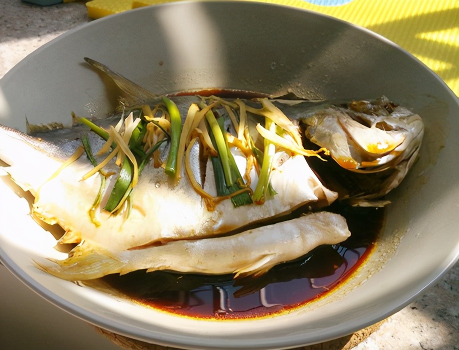 清蒸鱼怎么做好吃要先用盐腌吗,清蒸鱼的营养与烹制技巧